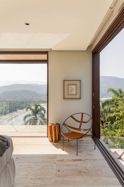 La habitación principal del segundo piso, un ambiente cálido para el descanso.