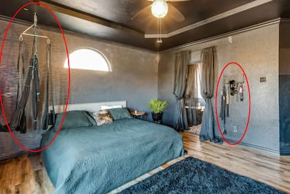 La habitación principal tiene varios objetos que se usan en prácticas sexuales