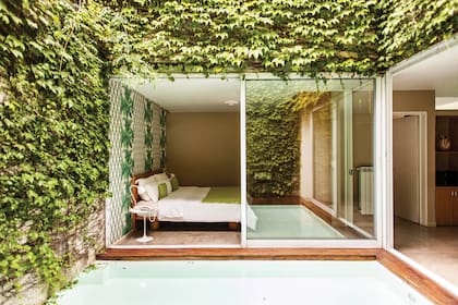La habitación: un espacio súper luminoso de estética mid-century.