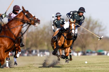 La Hache vs. Híper por el Abierto de Hurlingham de polo.
.
