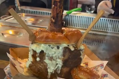 La hamburguesa colosal que se vendió por 180 dólares en el Super Bowl