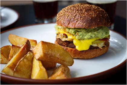 La hamburguesa de Buenos Aires Vegan tiene un medallón de quinoa y mijo, cebollas rehogadas, queso de cajú, huevo a la plancha, guacamoles, pepinillos, coleslaw, mostaza y kétchup (Foto: Gentileza Buenos Aires Vegan)