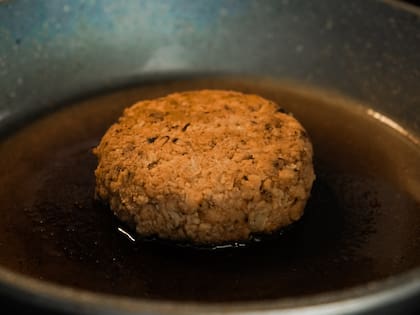 La hamburguesa de carne procesada puede reemplazarse por versiones vegetales o de legumbres, que aumentan la expectativa de vida