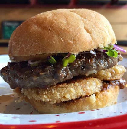 La hamburguesa de carpincho de Los Infernales