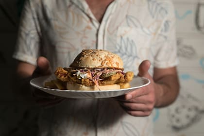 La hamburguesa de pollo es uno de los recomendados en Tango.
