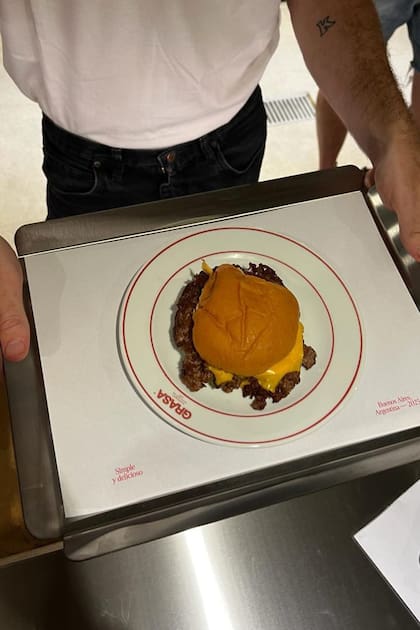 La hamburguesa se sirve en plato de porcelana