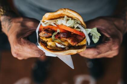 La hamburguesa, tal como se conoce, tuvo su origen en los puertos