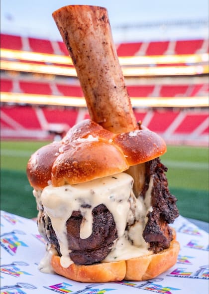La hamburguesa XL dominó el menú del Super Bowl con su hueso atravesado que conquistó la mirada del público