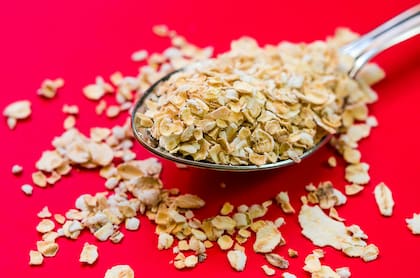 La harina de avena contiene beta-glucanos, fibra que favorece la digestión y la serotonina
