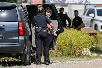 La HB 26 permite a los sheriffs y alguaciles de ciertos condados (incluyendo Harris County) celebrar convenios con asociaciones vecinales, distritos escolares y organismos de servicios públicos para reforzar la vigilancia sin la aprobación de la corte de comisionados