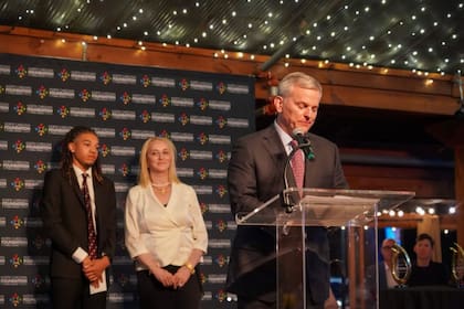 La HB-318 fue impulsada por el bloque republicano de la Asamblea General, que logró revertir el veto inicial del gobernador demócrata Josh Stein