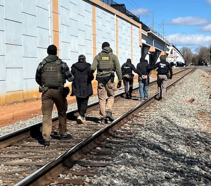 La HB318 en Carolina del Norte incluye delitos como robo, hurto, fraude y conducir bajo los efectos del alcohol como motivos para retener a personas hasta que ICE revise su estatus migratorio