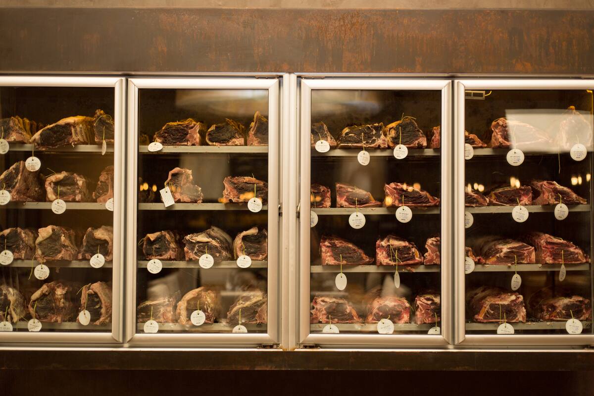 La heladera con las carnes maduradas está a la vista de los comensales en el salón, para que puedan elegir el corte y su tiempo de maduración.
