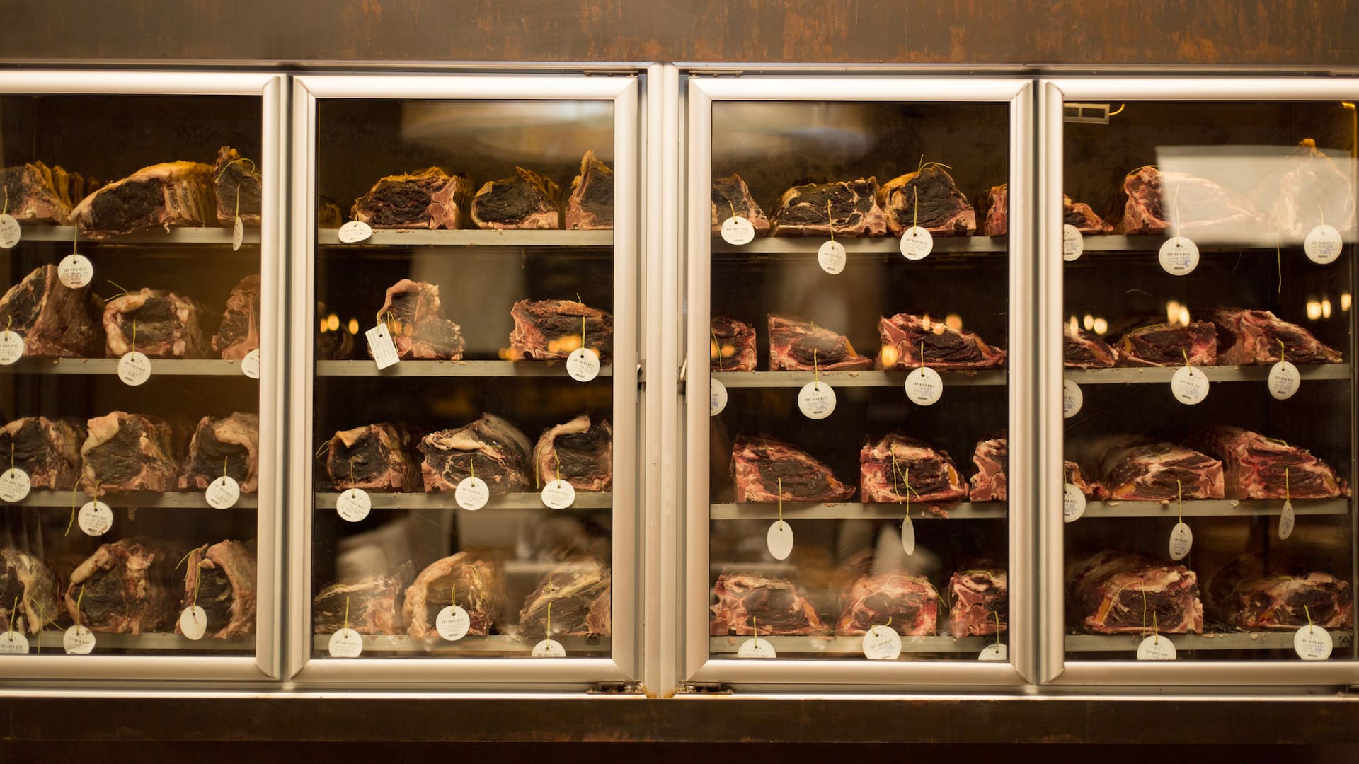 La heladera con las carnes maduradas está a la vista de los comensales en el salón, para que puedan elegir el corte y su tiempo de maduración.