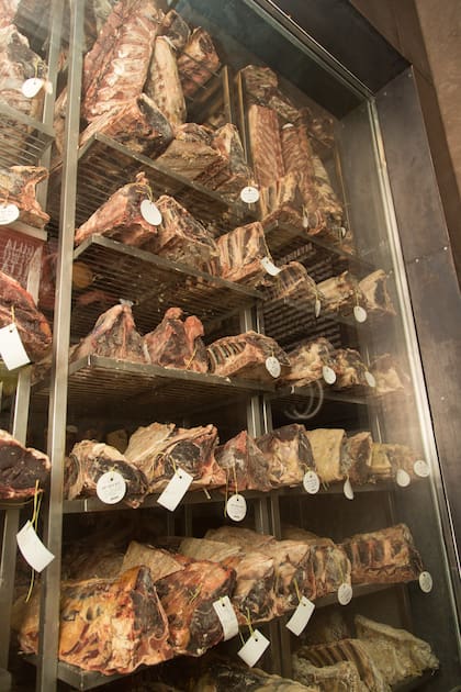 La heladera con las carnes maduradas está a la vista de los comensales en el salón, para que puedan elegir el corte y su tiempo de maduración.