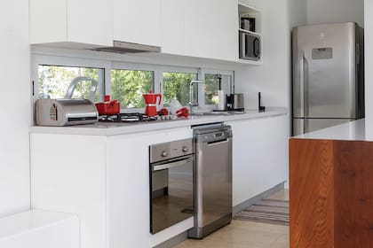 La cocina mantiene el estilo neto de toda la casa y suma funcionalidad.