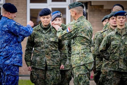La heredera al trono, en el cuartel general Spoor, en Ermelo, recibiendo la felicitación de sus superiores