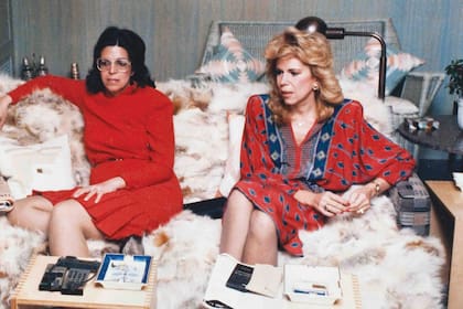 La heredera con su amiga Marina Dodero en la casa de los Niarchos, en St. Moritz, durante el bautismo de Stavros Niarchos Jr., en 1985.