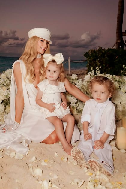 La heredera del imperio Hilton posa con sus hijos, también vestidos de blanco