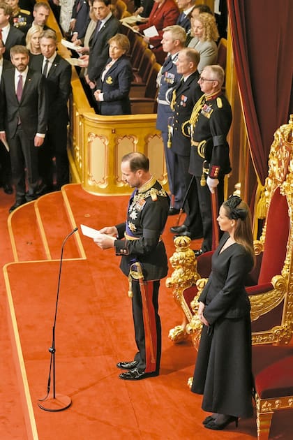 La heredera del trono, en el momento en el cual su padre, el rey Haakon, pronuncia el tradicional discurso que los Reyes dan en el Parlamento noruego y en el cual se informa sobre el estado del reino y se esbozan los retos para el año venidero