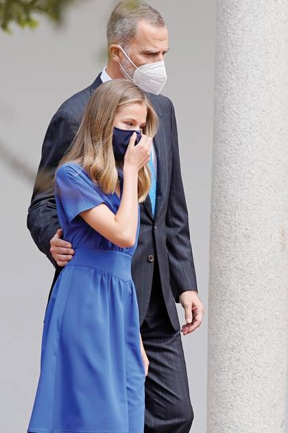La heredera
del trono lució
un vestido
corto azul que
combinaba
con la corbata
de su padre,
el rey Felipe.