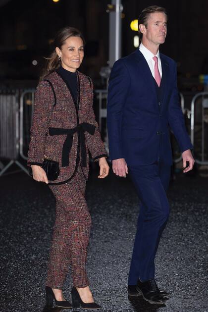 La hermana de la princesa, Pippa Middleton, llegó acompañada por su marido, James Matthews. Ella vistió pantalón y chaqueta de tweed de Saloni que acompañó con zapatos y clutch de gamuza de Emmy London y pendientes by Kiki Mcdonough.