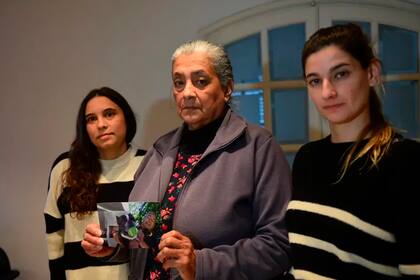 La hermana del hombre de 64 años internado en estado vegetativo (centro), junto con las abogadas Arina Dutto y Diva Ibargüengoytía