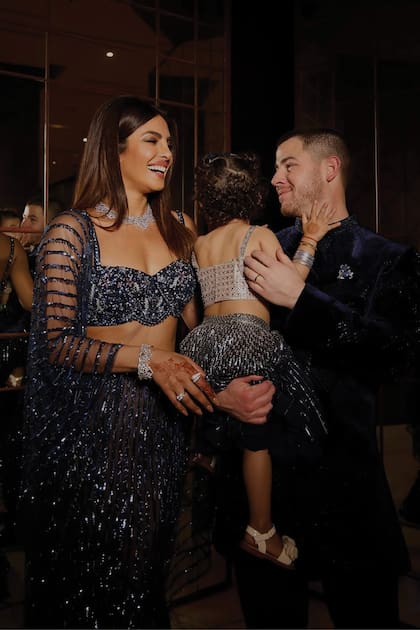 La hermana del novio lució un conjunto de Falguni Shane
Peacock formado por un top y una falda de cintura alta
semitransparente, totalmente bordada. Su marido Nick
y su hija Malti Marie coordinaron sus looks con ella con
atuendos de la misma firma.