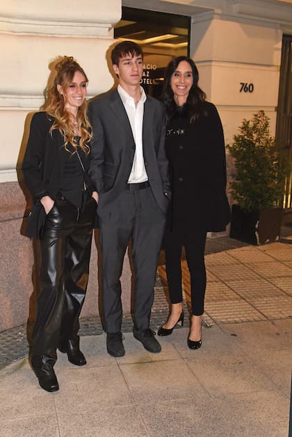 La hermana del novio, Sofía Castro Cranwell, con sus dos hijos, Martina y Segundo Miguel.