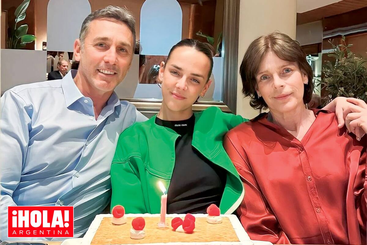 La hermana del príncipe Alberto y su ex marido posan con su hija, Pauline, antes de que sople las velitas. El mes pasado, ambos estrenaron el título de abuelos con el nacimiento de Victoire, la beba de su primogénito, Louis, y Marie Chevallier.