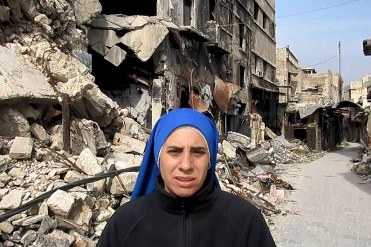 La hermana Guadalupe caminando por las calles bombardeadas de la parte oriental de Alepo