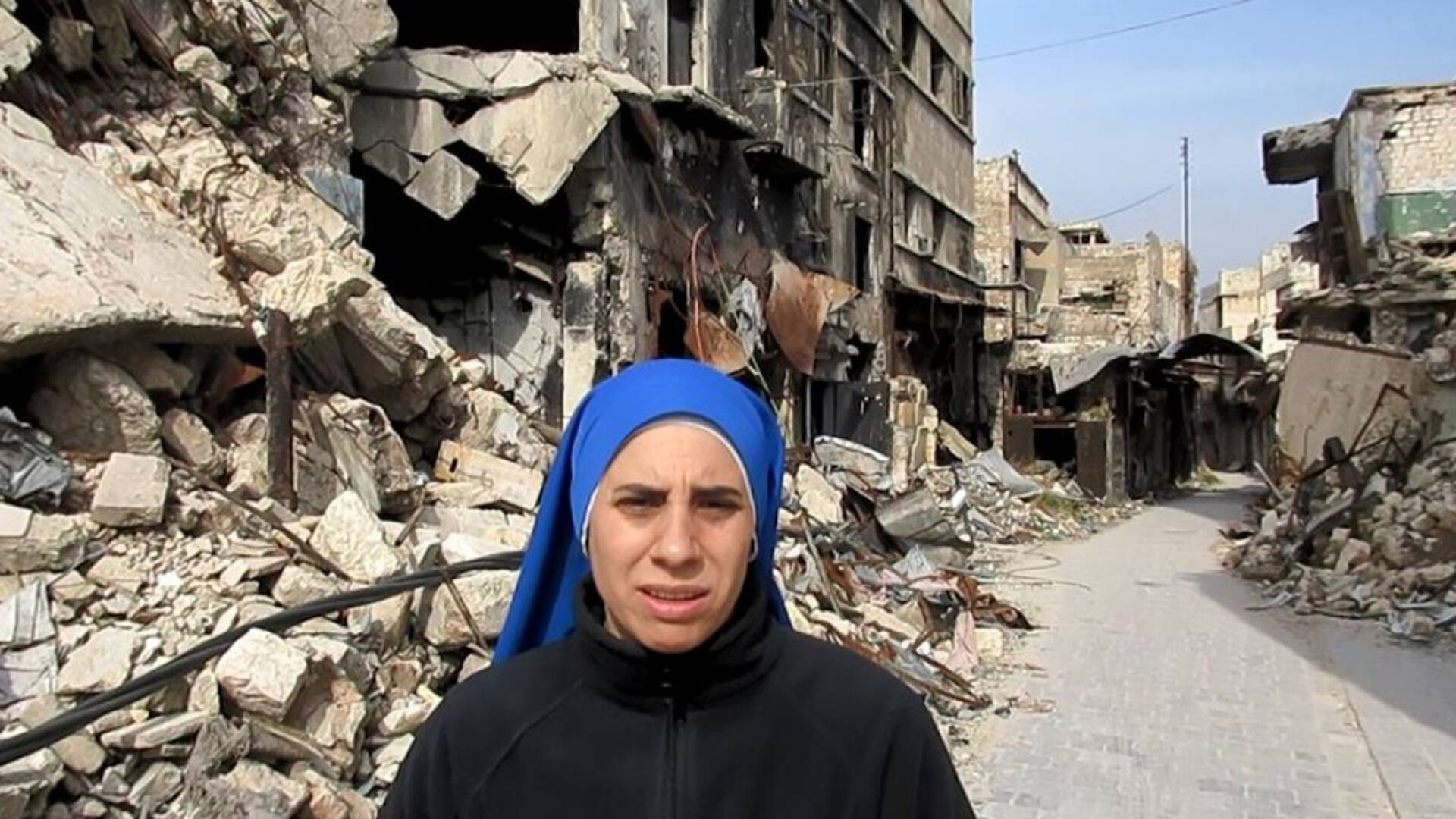 La hermana Guadalupe caminando por las calles bombardeadas de la parte oriental de Alepo