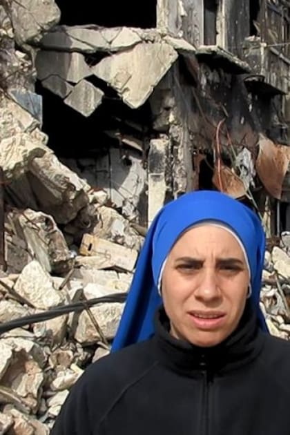 La hermana Guadalupe caminando por las calles bombardeadas de la parte oriental de Alepo