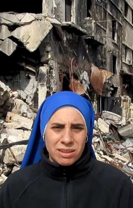 La hermana Guadalupe caminando por las calles bombardeadas de la parte oriental de Alepo