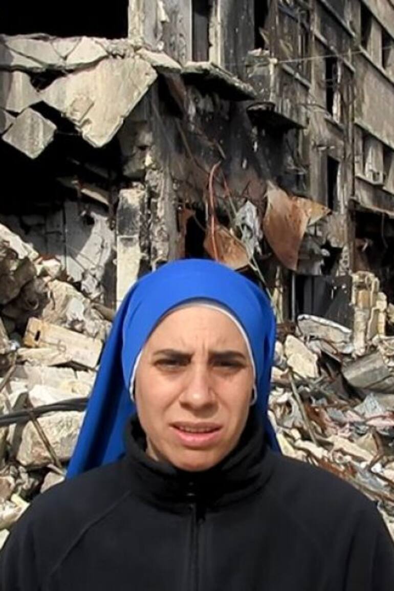 La hermana Guadalupe caminando por las calles bombardeadas de la parte oriental de Alepo