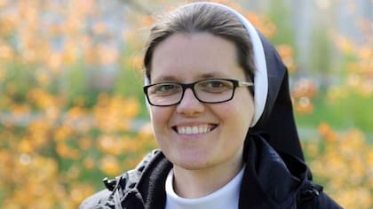 La hermana Klara Volchek visita regularmente la tumba de “las mártires de Nowogródek”