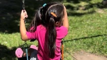 La hermana menor es extrovertida, le encanta disfrazarse de princesa y desfilar