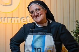 Ama el rock, es fanática de River y ahora cocinará en TV: quién es la Hermana Verónica