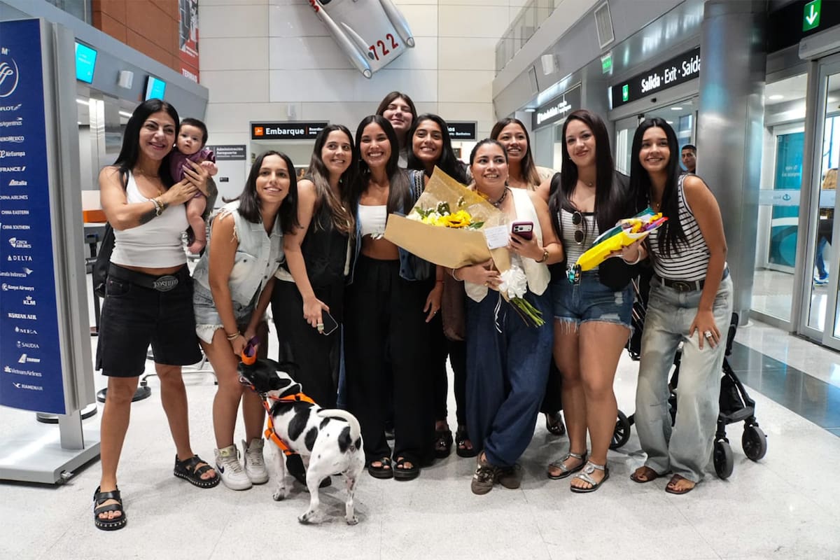 La hermana y amigas de Agostina Páez la esperaron en el aeropuerto