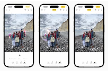 La herramienta Clean Up de iOS 18 en acción: permite seleccionar determinados elementos de una foto y borrarlos; el sistema genera la información faltante e intenta hacerla similar a su entorno para que no se note la edición