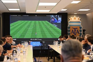 Cómo es el VAR semiautomático que llega al fútbol argentino y qué cambiará en los offsides