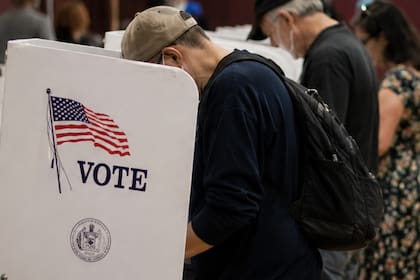 La herramienta muestra la papeleta correspondiente y el lugar asignado para votar
