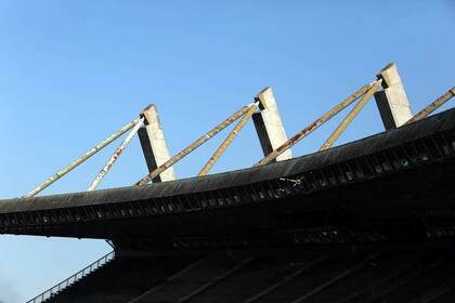 La herrumbre en las estructuras que sostienen el techo de la platea es tal que hay riesgo de derrumbe; no existe una solución factible a corto plazo.