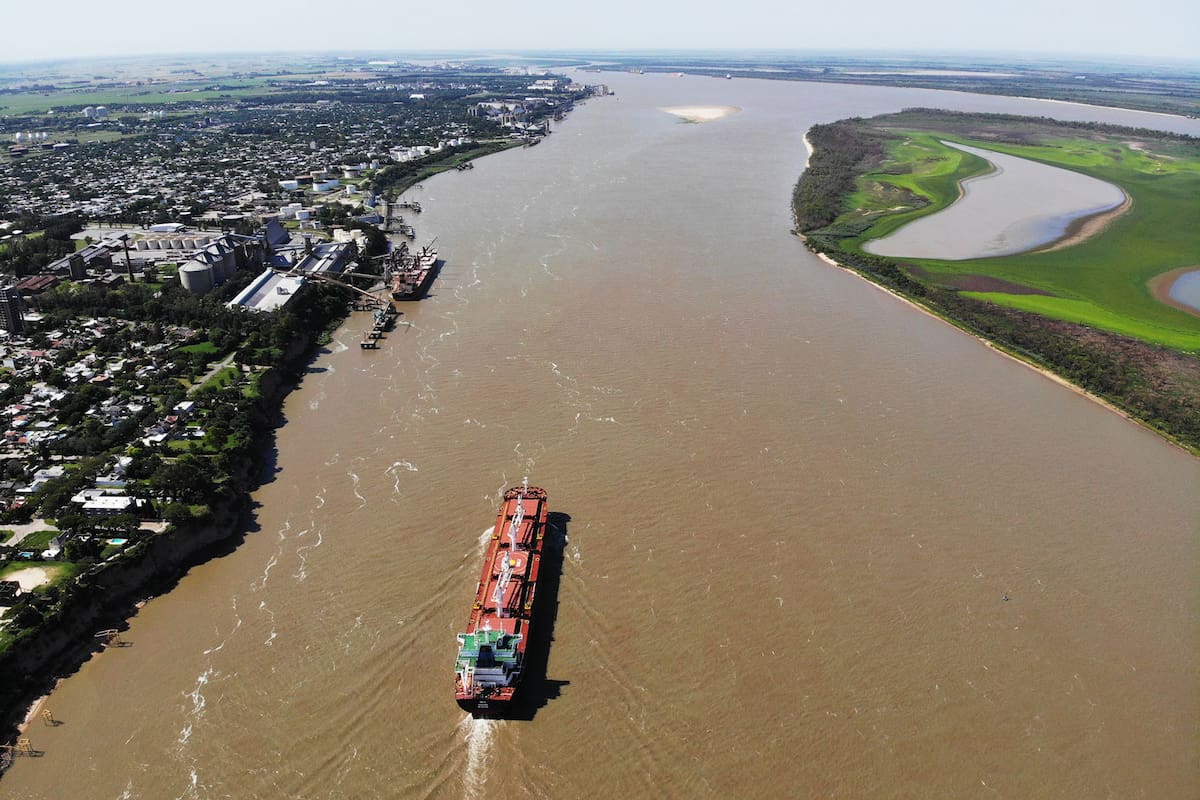 La Hidrovía es el canal principal por donde transita la mayor parte del comercio exterior de la Argentina