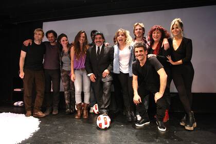 Elenco completo de la obra con Dios en el centro de la escena