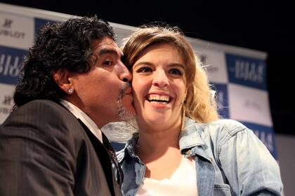 Diego llegó a la sala de Once donde estrenó su hija recién llegado de Dubai