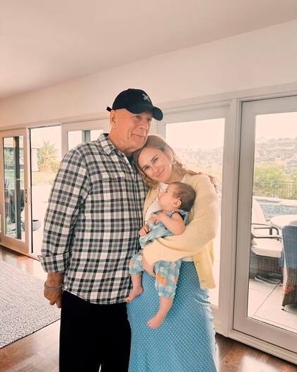La hija de Bruce Willis aseguró que su padre está bien y que a diario pasa a visitarlo con su nieta