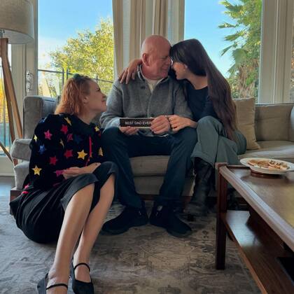 La hija de Bruce Willis compartió una foto con el actor en el Día de Acción de Gracias y revolucionó a los fans (Captura: Instagram @buuski)