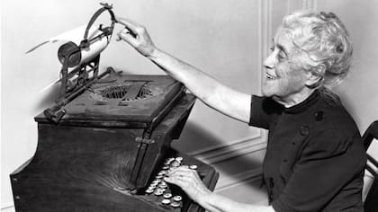 La hija de Christopher Latham Sholes, Lillian Sholes Fortner, con la máquina de escribir de su padre en 1939