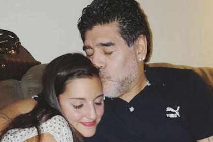 La hija de Diego Maradona lo visitó en la clínica, horas después de que el exfutbolista fuera intervenido de su rodilla derecha